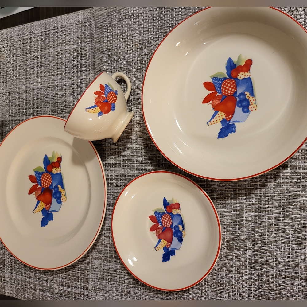Vtg 1940s Universal Potteries "Calico Fruit" 4pc Place Setting